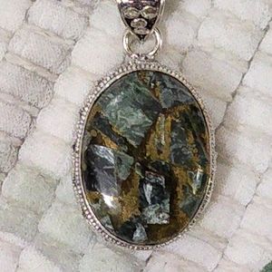 Seriphinite Pendant 1 3/4"